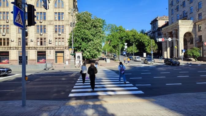В Києві облаштували новий наземний регульований пішохідний перехід на перехресті Хрещатика і Прорізної