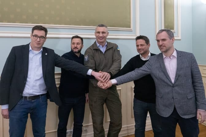 Міський голова Києва Віталій Кличко з мерами Варшави, Праги, Будапешта  та Братислави. Фото: КМДА