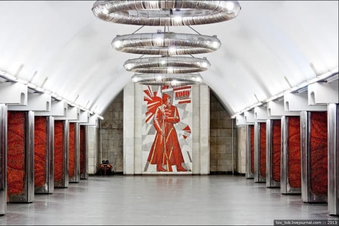 Комунальники думають, чим замінити панно з червоноармійцем на станції метро "Палац Україна". Радянська символіка залишається ще на трьох станціях