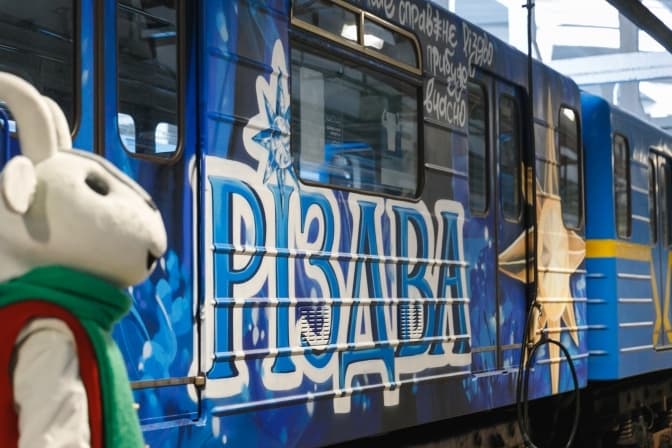 Стартував «Потяг до Різдва»: тематичний артпоїзд курсує київським метро
