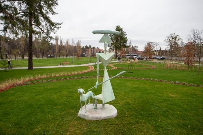 В одному з районів Києва з'явився сквер із артоб'єктами