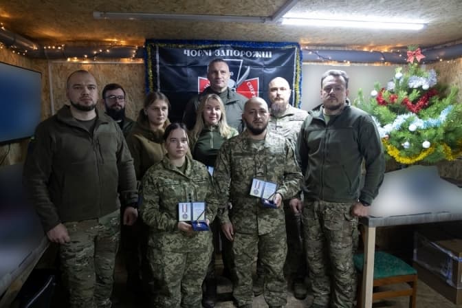 Віталій Кличко зустрів Новий рік на фронті разом із військовими та передав допомогу від Києва