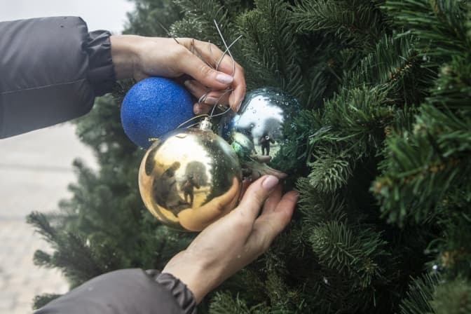 У центрі Києва монтують та прикрашають ялинку незламності. Фото