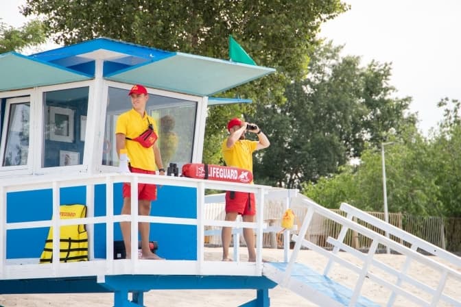 Попри відмову від відкриття купального сезону у Києві, на пляжах чергуватимуть лайфгарди. Деталі