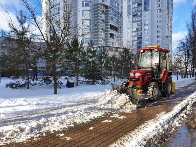 У Києві масово штрафують за неприбраний сніг: за день виписали понад 300 приписів