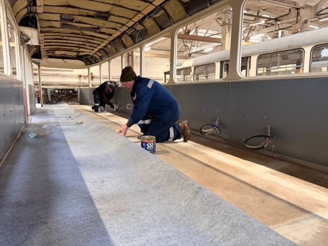 У Києві ремонтують трамваї: у Дарницькому депо оновлюють вагон Tatra T3