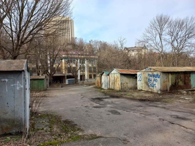 У Києві планують на місці гаражів збудувати протирадіаційне укриття та паркінг