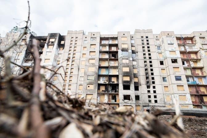 Пошкоджений ракетою будинок на Солом'янці модернізують за міжнародні кошти