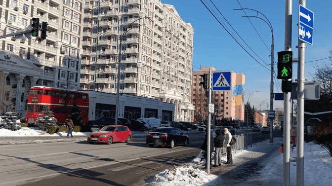 У столиці на вулиці Михайла Максимовича запрацював новий безбар’єрний світлофор