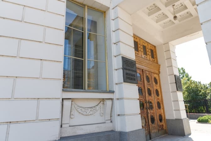 У Київському будинку учителя під час реставрації знайшли автентичне фарбування вікон та латунні лиштви