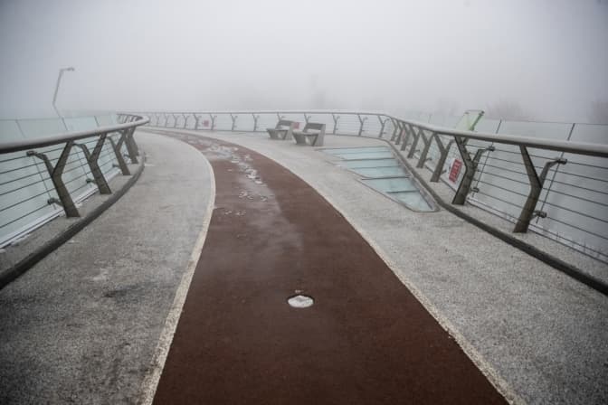 Пішохідно-велосипедний міст в Києві. Фото: КМДА