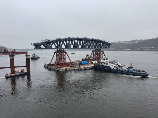 У Києві розпочали монтаж арочних конструкцій під мостом Метро