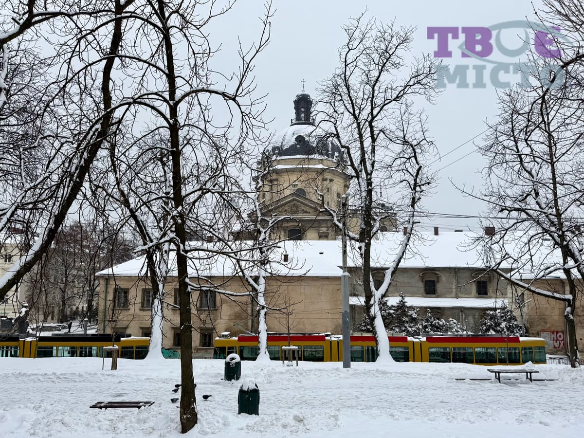 Львів’яни пишуть про нерозчищені дороги – водночас у місті заявляють, що реагують оперативно