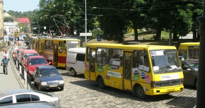 Ситуація на дорогах Львова: у центрі стоїть 10 трамваїв