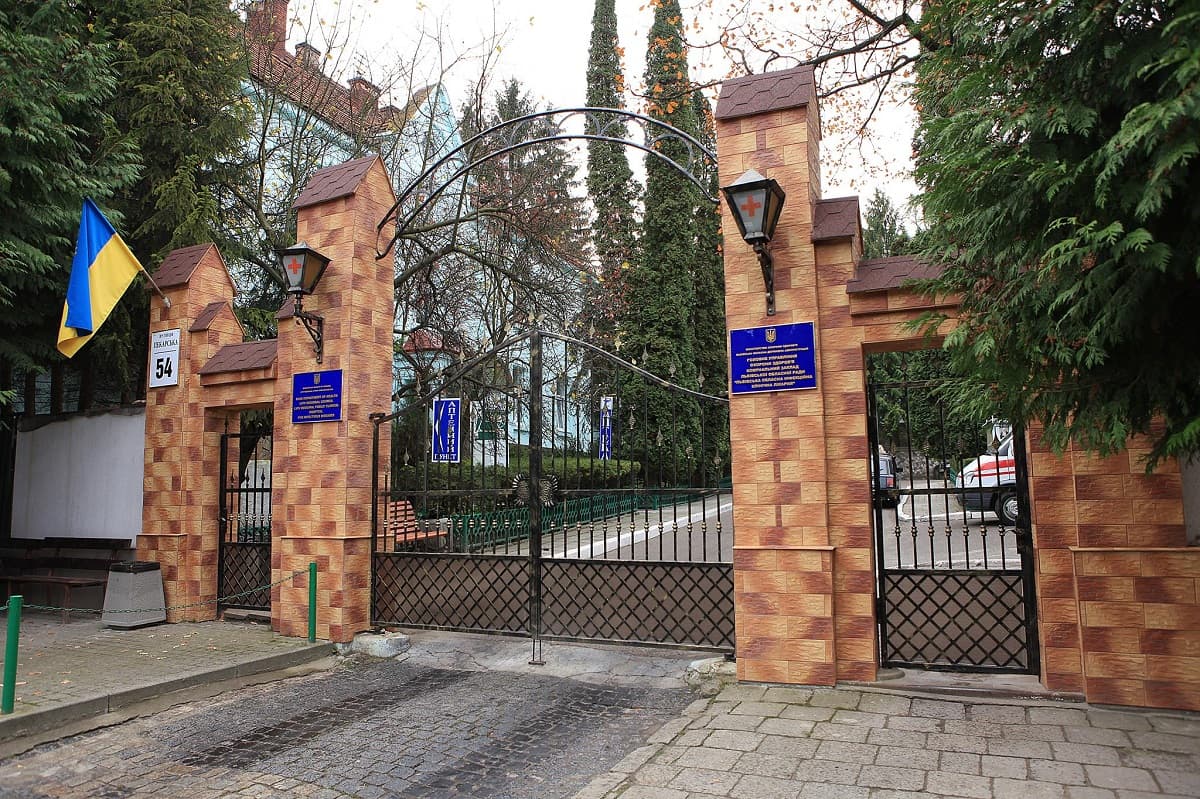 Найважче, коли пацієнти помирають від ускладнень. Лікарка про рік роботи з Covid-хворими