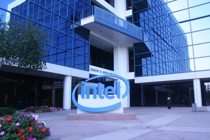 Американський комп’ютерний виробник Intel зупинив діяльність в росії
