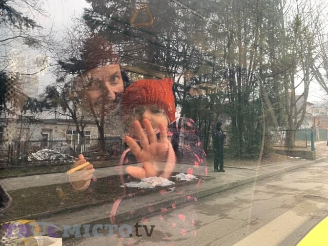 Як зі Львова евакуюють онкохворих дітей до Польщі. Фоторепортаж