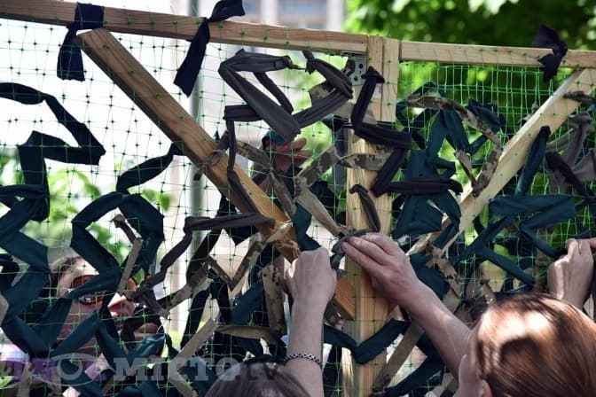 У Львові закликають плести маскувальні сітки і приносити допомогу для військових