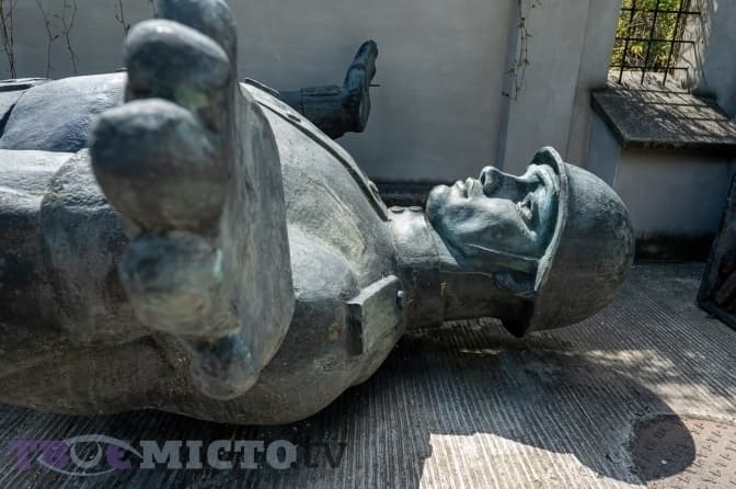 Хто і за які кошти зносить радянські пам'ятники на Львівщині