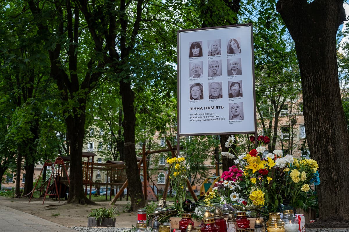 У Львові біля будинку, в який влучила ракета, встановили меморіальну дошку. Фото