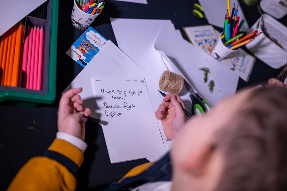 У Львові під час благодійного заходу «Солодощі для Незламних» спакували подарунки для захисників