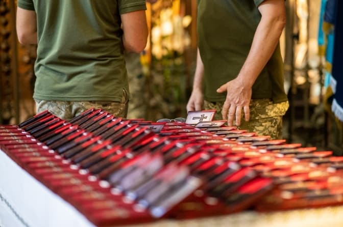 У Львові в День пам’яті захисників України сім’ям загиблих Героїв вручили ордени. Фото