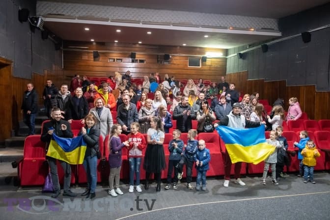 У Львові дорослі та діти масово заспівали «Ой, у лузі червона калина». Відео