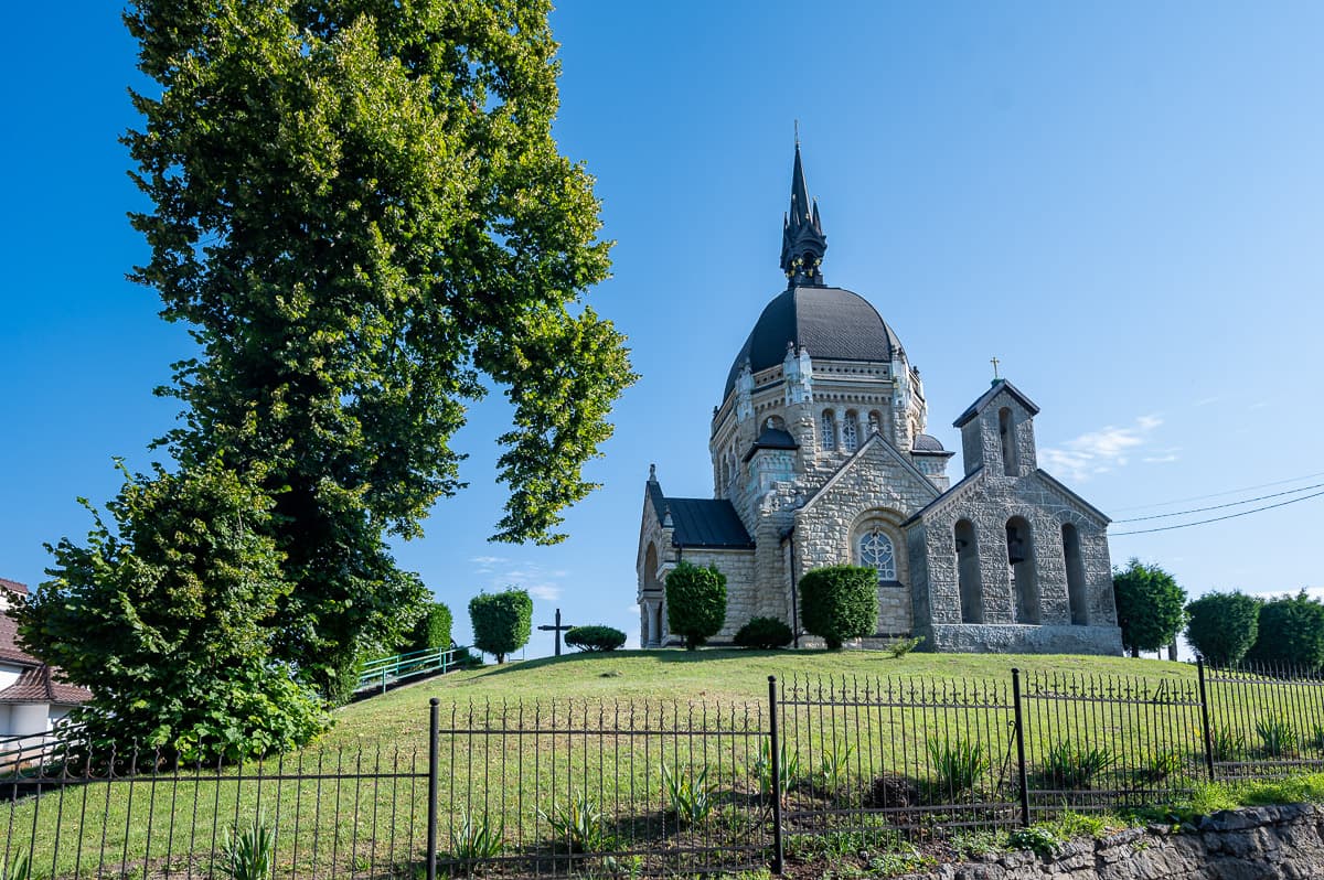 «У храмі ніби відкрилося небо». Як реставрують давні стінописи у львівській церкві, якій понад століття