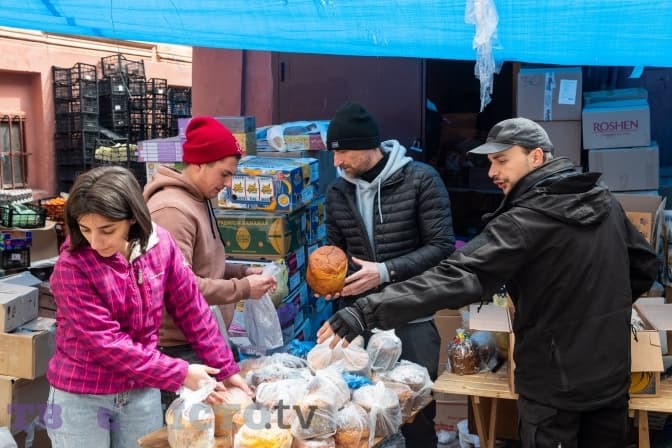 «Такої кількості ще не було». Як волонтерська кухня передає паски на передову