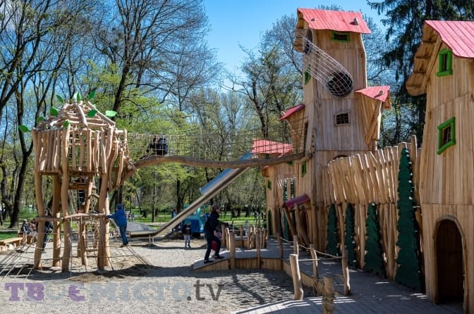 Чи безпечний майданчик у парку Франка та історія Повітрофлотського проспекту у Києві. Підсумки доби