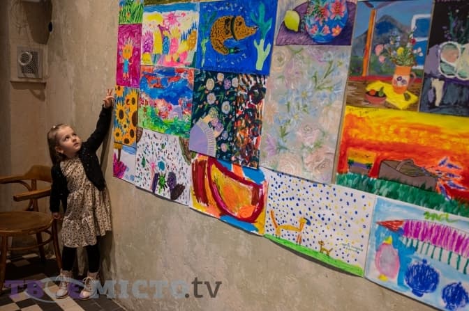 Львів'ян запрошують на виставку дитячих малюнків «Квіти Перемоги». Фото