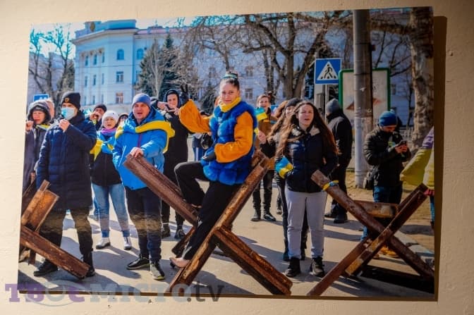 Як «Нескорений Херсон» боровся проти російської окупації. У Львові презентували фотовиставку