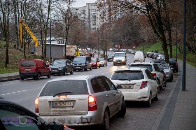 Водії скаржаться на відсутність паркомісць біля лікарні на Орлика. Місто обіцяє облаштувати майданчик