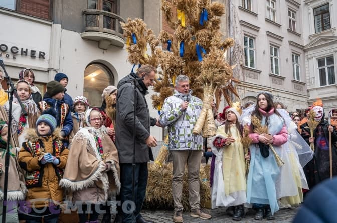У Львові встановили чотириметрового різдвяного дідуха. Фото