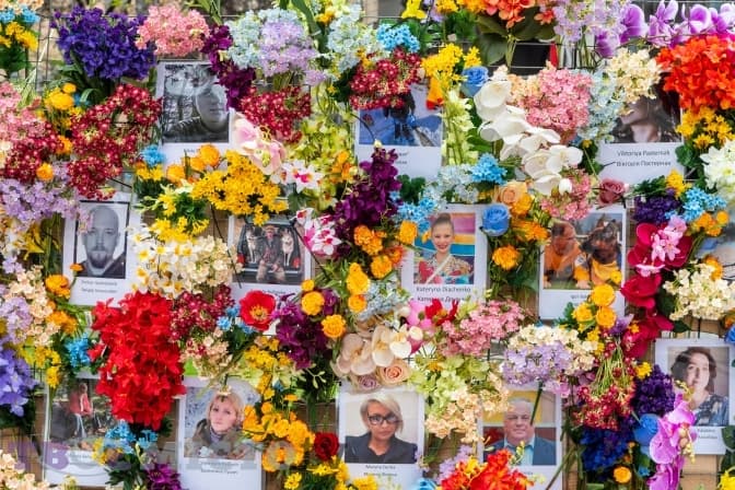 У Львові зробили стіну з квітів для вшанування загиблих воїнів і жертв російського вторгнення