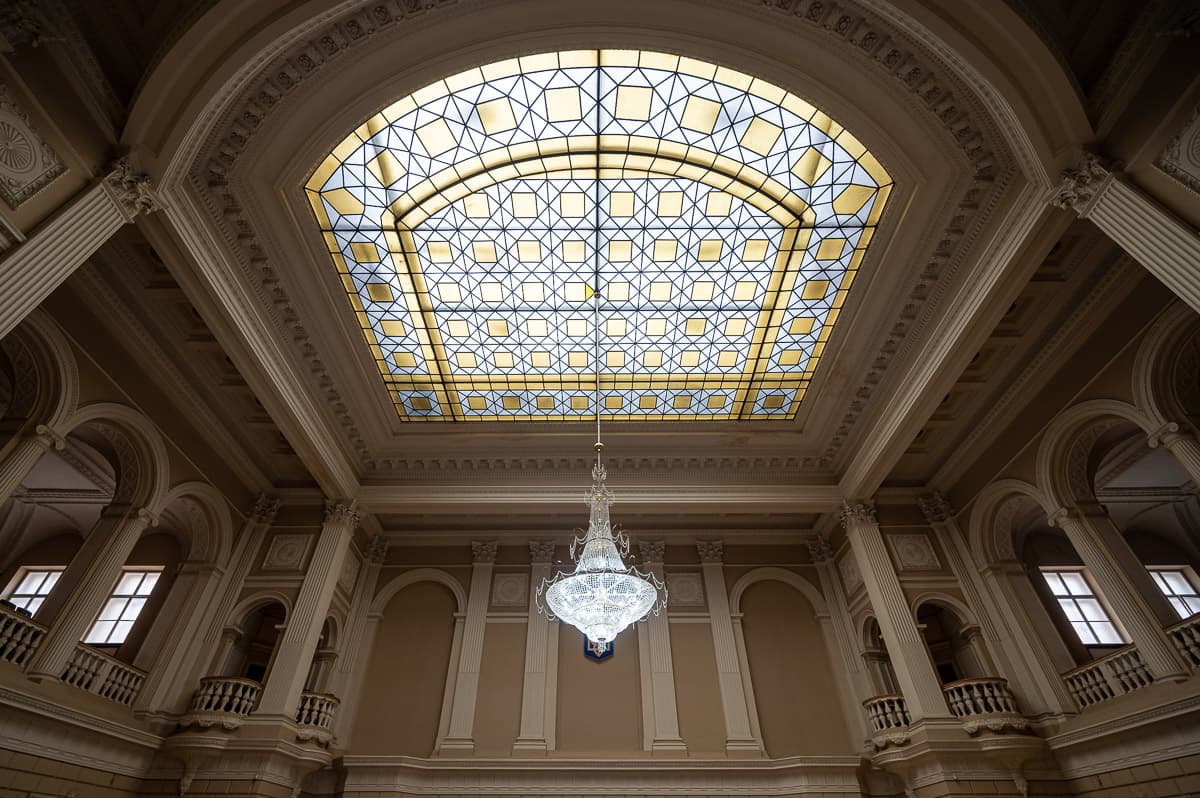 В головному корпусі університету Франка відреставрують аварійний скляний дах. Фото