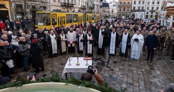 У Львові відбувся Чин освячення води, яку мешканці можуть набрати додому