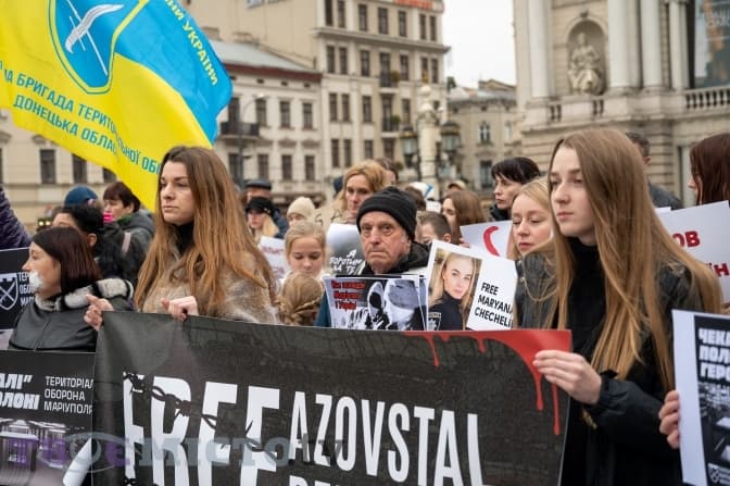 «Поверніть Героїв живими додому». У Львові рідні захисників «Азовсталі» вийшли на акцію підтримки