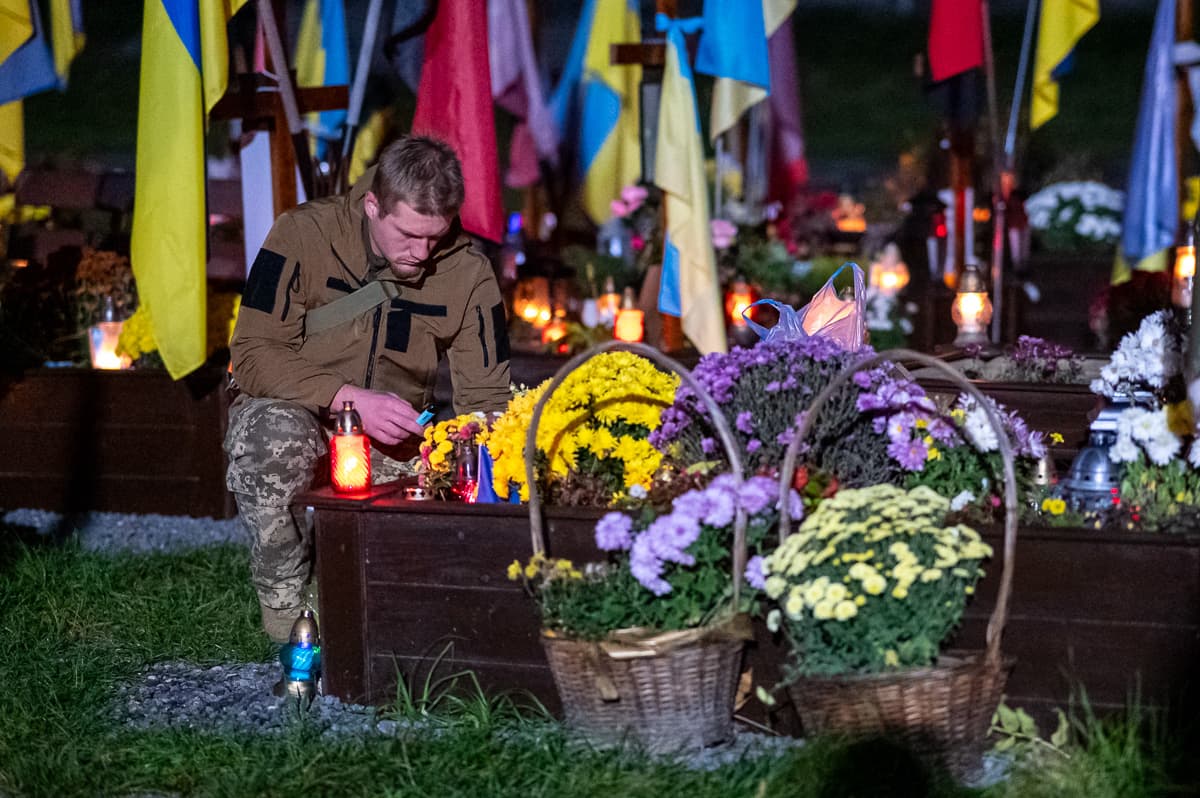 У поминальний день на Личаківському кладовищі вшанували загиблих захисників. Фото
