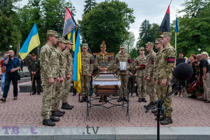 У Львові останню зв’язкову генерала УПА Дарію Гусяк поховали у гробівці Шухевичів. Фото