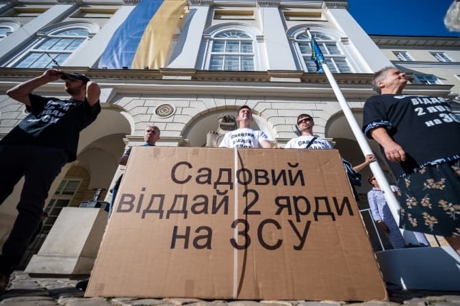 Львів'яни зібралися на пікет біля міської ради. Що вимагали