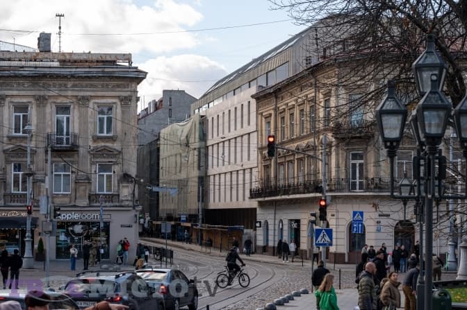 У Львові показали частину оновленого фасаду готелю на Дорошенка. Фото