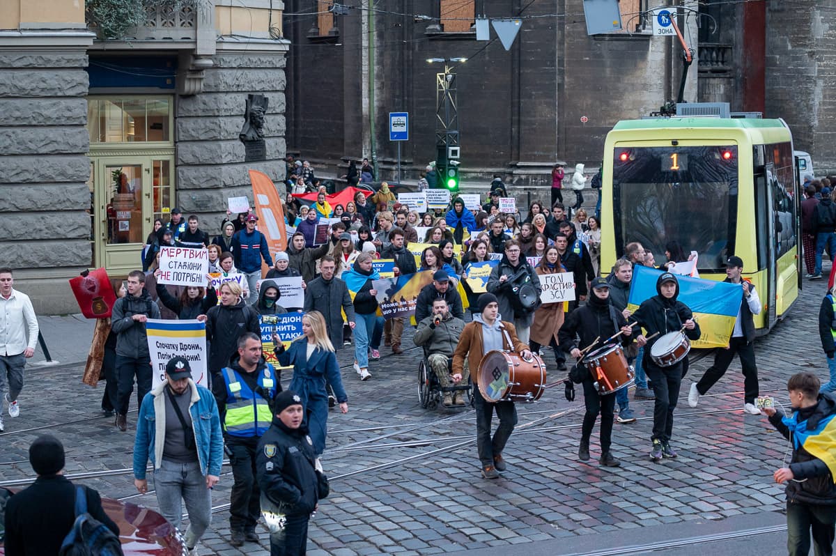 У Львові знову вимагали збільшення видатків на армію та Петро Черник про ситуацію на фронті. Підсумки доби