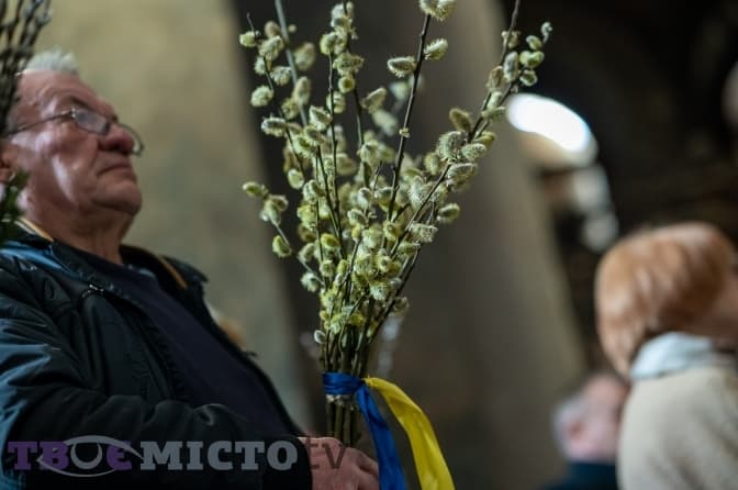 «Не я б’ю, верба б’є». Як львів'яни освячували галузки верби