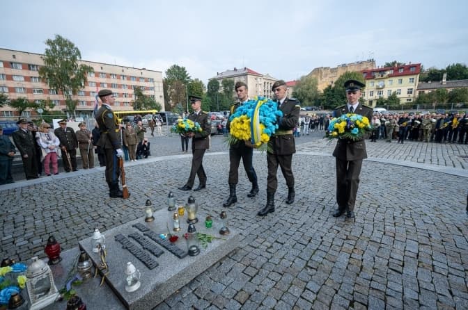 На Личаківському кладовищі вшанували загиблих на війні Героїв. Фото