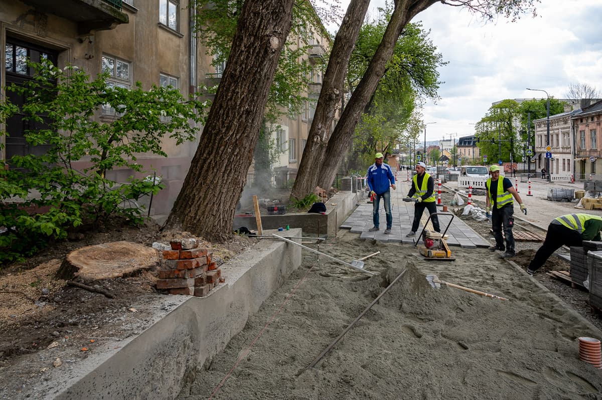 Чому на вулиці Шевченка зрізали аж 104 дерева та поїзд «Херсон-Львів» обстріляли. Підсумки доби