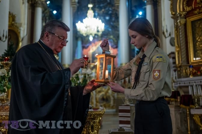 До Львова привезли Вифлеємський вогонь. Фото