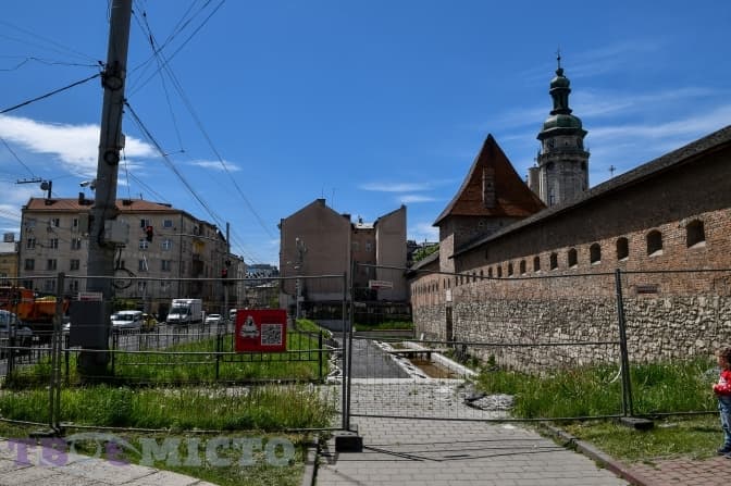 У Львові знову призупинили роботи біля Глинянської брами, цього разу – через воєнний стан. Фото