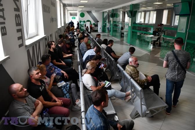 У Львові утворилися черги у Сервісному центрі МВС. У чому причина