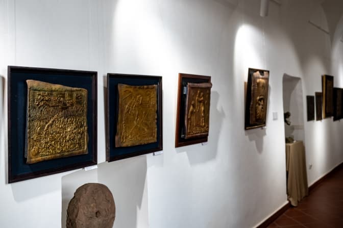 Де у Львові побачити унікальну виставку з технікою тиснення на шкірі. Фото